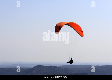 Praktische Paragliding auf dem Gelände des Pic De Vissou, in der Nähe der Cirque De Moureze und See Salagou, Occitanie, Frankreich. Stockfoto