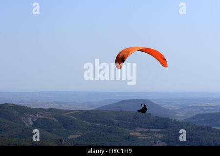 Praktische Paragliding auf dem Gelände des Pic De Vissou, in der Nähe der Cirque De Moureze und See Salagou, Occitanie, Frankreich. Stockfoto