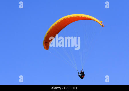 Praktische Paragliding auf dem Gelände des Pic De Vissou, in der Nähe der Cirque De Moureze und See Salagou, Occitanie, Frankreich. Stockfoto