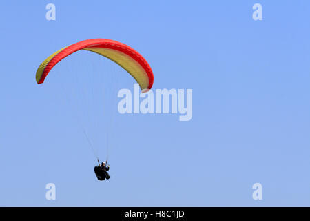 Praktische Paragliding auf dem Gelände des Pic De Vissou, in der Nähe der Cirque De Moureze und See Salagou, Occitanie, Frankreich. Stockfoto