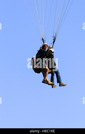 Praktische Paragliding auf dem Gelände des Pic De Vissou, in der Nähe der Cirque De Moureze und See Salagou, Occitanie, Frankreich. Stockfoto