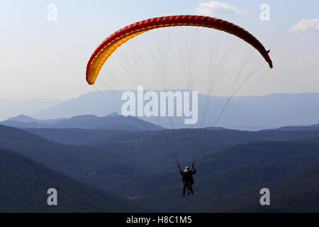 Praktische Paragliding auf dem Gelände des Pic De Vissou, in der Nähe der Cirque De Moureze und See Salagou, Occitanie, Frankreich. Stockfoto