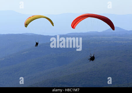 Praktische Paragliding auf dem Gelände des Pic De Vissou, in der Nähe der Cirque De Moureze und See Salagou, Occitanie, Frankreich. Stockfoto