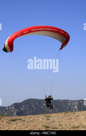 Praktische Paragliding auf dem Gelände des Pic De Vissou, in der Nähe der Cirque De Moureze und See Salagou, Occitanie, Frankreich. Stockfoto