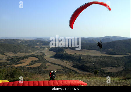 Praktische Paragliding auf dem Gelände des Pic De Vissou, in der Nähe der Cirque De Moureze und See Salagou, Occitanie, Frankreich. Stockfoto