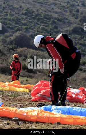 Praktische Paragliding auf dem Gelände des Pic De Vissou, in der Nähe der Cirque De Moureze und See Salagou, Occitanie, Frankreich. Stockfoto