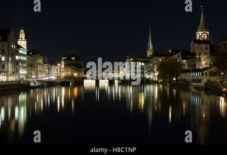 Blick auf Fraumünster Kirche, Kirche St. Peter und Grossmünster bei Nacht, Zürich, Schweiz Stockfoto