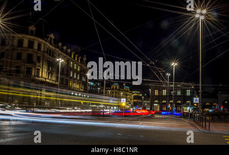 Lichtspuren auf belebten Straße in der Nacht Stockfoto