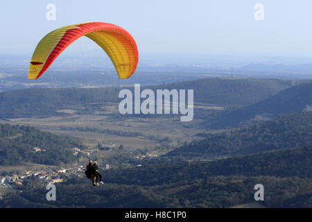 Praktische Paragliding auf dem Gelände des Pic De Vissou, in der Nähe der Cirque De Moureze und See Salagou, Occitanie, Frankreich. Stockfoto