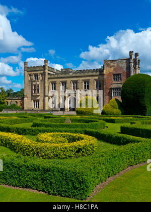 Parterre in Elvaston Castle ein neugotisches Herrenhaus inmitten des Elvaston Country Park in der Nähe von Derby Derbyshire England UK Stockfoto