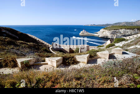 Bonifacio (Korsika): Stadtmauer mit La Madonetta Leuchtturm im Hintergrund. Stockfoto