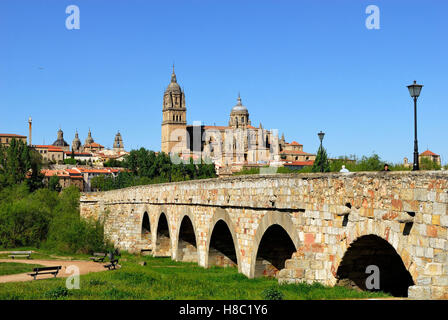 Salamanca (Spanien): Römische Brücke über den Fluss Tormes dehnen. Stockfoto