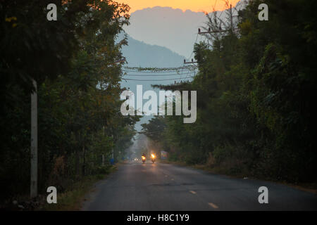 Motorrad-Verkehr auf dem Lande südlich von Hua Hin, Thailand Stockfoto