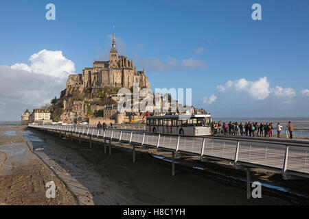 Mont Saint-Michel (Mont Saint Michel), (Normandie, Frankreich Nord-West) auf 2015/02/27: Touristen, die auf dem Berg mit dem Shuttle. Stockfoto