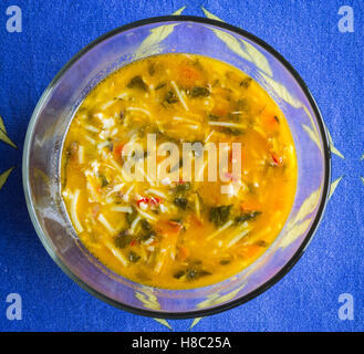 Huhn-Nudelsuppe in einer Schüssel auf Blaue Tischdecke Stockfoto