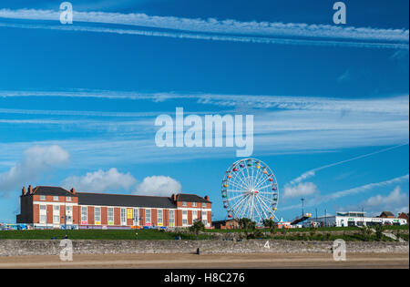 Whitmore Bay, einem großen Sandstrand auf Barry Island in Süd-Wales an einem hellen, sonnigen Herbsttag Stockfoto