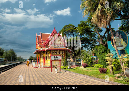 Buddhistischer Mönch, ein Spaziergang am Bahnhof in Hua Hin, Thailand Stockfoto