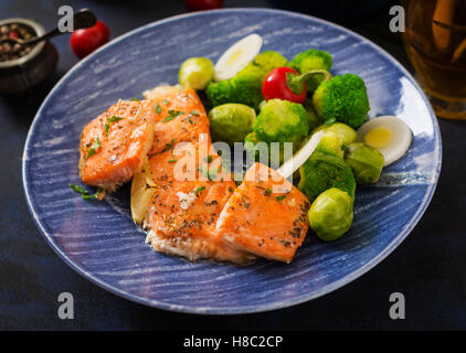 Gebackenen Lachs Fisch mit Brokkoli und Rosenkohl mit Lauch garniert. Fisch-Menü. Stockfoto