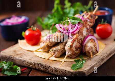 Hackfleisch / Lula Kebab gegrillte Pute (Huhn) mit Gemüse. Stockfoto