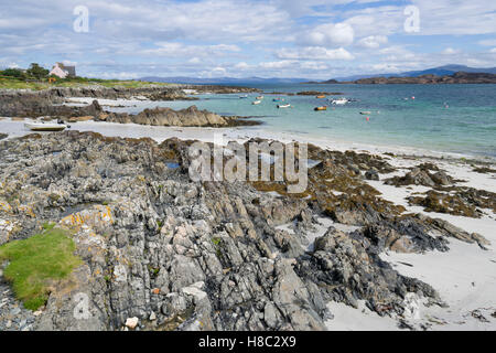 Iona, Schottland - Baile Mhor, das Dorf. Hafen Sie Felsen Noth Osten suchen. Stockfoto