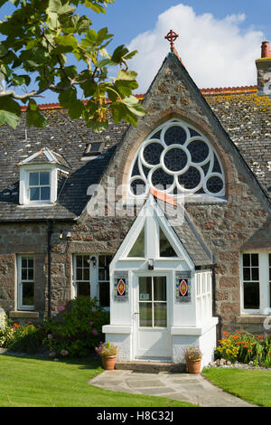 Iona, Schottland - Baile Mhor, das Dorf. Das Bischofshaus St. Columba-Kapelle. Stockfoto