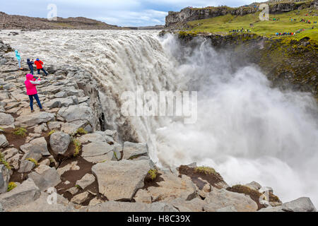 Ein Blick auf den Wasserfall Dettifoss in Island von der Westseite. Stockfoto