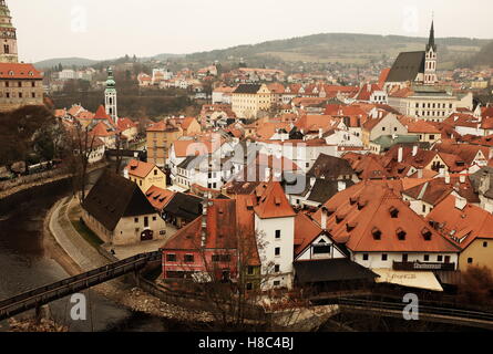 Ein bewölktes spätes Winterwetter umrahmt den Panoramablick auf die mittelalterliche Stadt Cesky Krumlov in der südböhmischen Region der Tschechischen Republik. Stockfoto