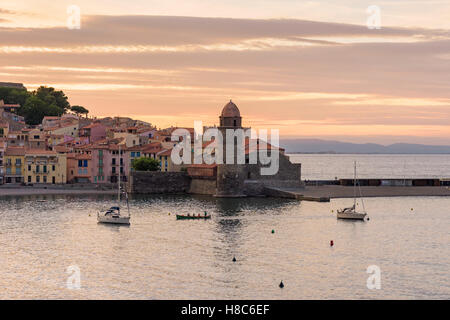 Sonnenuntergang über den Glockenturm und die Kirche von Notre Dame des Anges, Collioure, Côte Vermeille, Frankreich Stockfoto