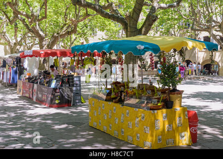 Ein einheimischer produzieren Marktstand in Place Aux Herbes in mittelalterlichen Uzès Gard, Frankreich Stockfoto