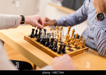 Zwei junge Männer spielen Schach im Zimmer Stockfoto