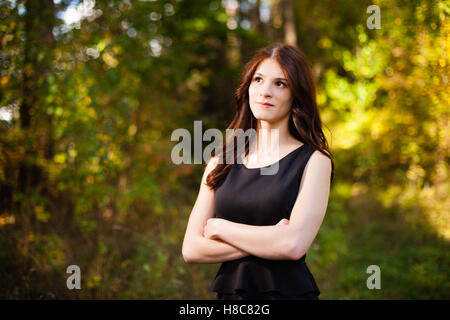 Langes Haar Mädchen in einem Kleid im Wald. Stockfoto