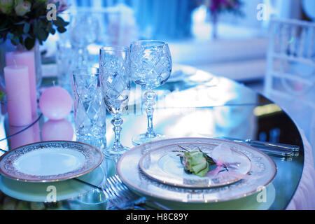festlich gedeckten Tisch im Restaurant zu Weihnachten in blauen und weißen Ton Stockfoto