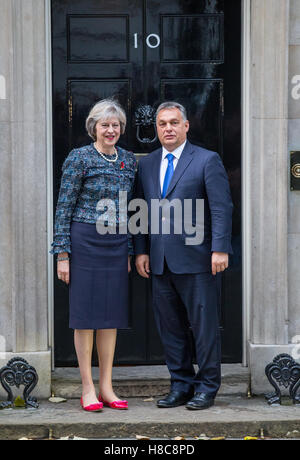 Premierminister Theresa May trifft ungarischen Ministerpräsidenten Viktor Orban.They Pose für Fotografen auf der Stufe der 10 Downing St Stockfoto