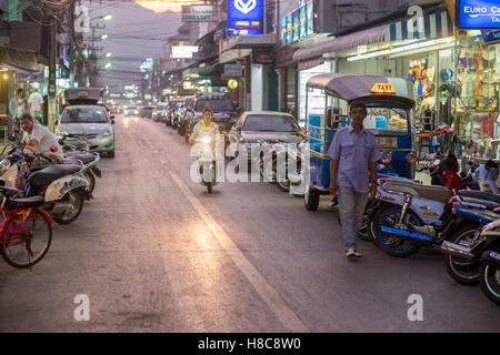 Die Straßen von Hua Hin Thailand bei Nacht. Hua Hin ist eines der wichtigsten touristischen Destinationen in Thailand. Stockfoto