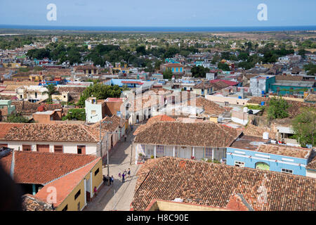 Blick auf die hübschen terrakottafarbenen Dächer und die Straßenlage des spanischen Kolonialherren Trinidad in Kuba Stockfoto