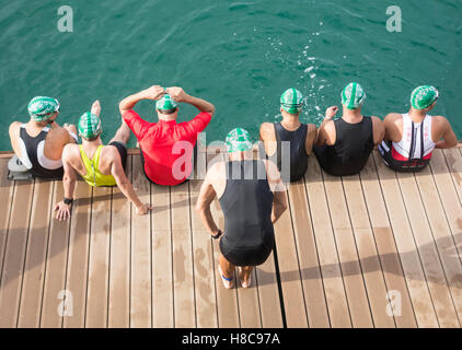 Triathlon-Schwimmstart. Triathleten in Wetsuits zu Beginn des Rennens Stockfoto