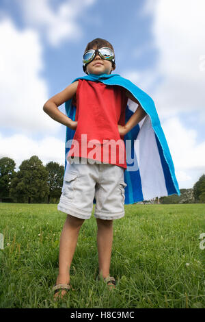 Junge verkleidet als Superheld Stockfoto