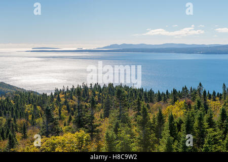 Blick vom Mont-Saint-Alban Aussichtspunkt im Forillon Nationalpark, Gaspe Halbinsel, Quebec, Kanada. Percé Felsen in der Ferne. Stockfoto