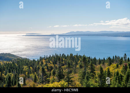 Blick vom Mont-Saint-Alban Aussichtspunkt im Forillon Nationalpark, Gaspe Halbinsel, Quebec, Kanada. Percé Felsen in der Ferne. Stockfoto