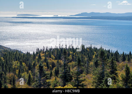 Blick vom Mont-Saint-Alban Aussichtspunkt im Forillon Nationalpark, Gaspe Halbinsel, Quebec, Kanada. Percé Felsen in der Ferne. Stockfoto