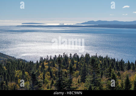 Blick vom Mont-Saint-Alban Aussichtspunkt im Forillon Nationalpark, Gaspe Halbinsel, Quebec, Kanada. Percé Felsen in der Ferne. Stockfoto