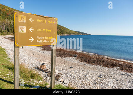 Info-Tafel im Forillon Nationalpark, Gaspe Halbinsel, Quebec, Kanada Stockfoto