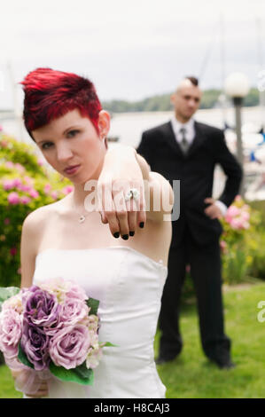 Braut, die ihren billigen Ehering Angeberei Stockfoto