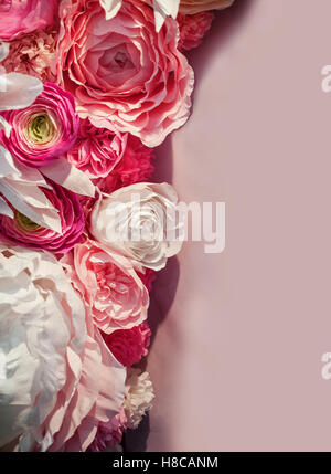 schöner Hintergrund der Blumen und Platz für Text auf rosa Textur Stockfoto