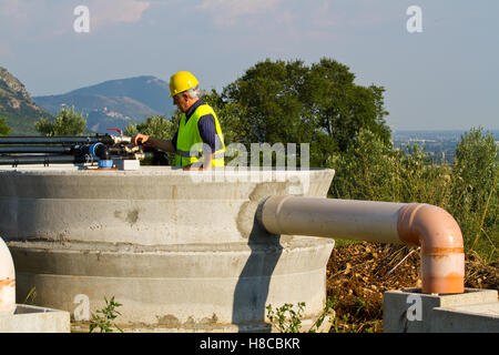 Klempner bei der Arbeit in einer Baustelle Stockfoto