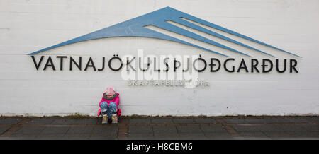 Ein junges Mädchen sitzt draußen im Besucherzentrum im Skaftafell-Nationalpark in Sourtheastern Island Stockfoto