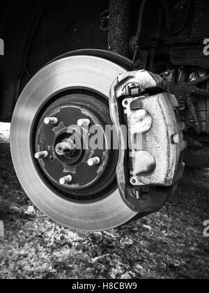 Ersatz-Rad auf modernes Auto, close-up schwarz-weiß Foto der Rotorscheibe mit Bremse Stockfoto