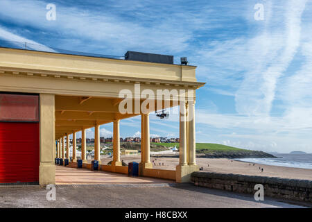 Whitmore Bay, einem großen Sandstrand auf Barry Island in Süd-Wales an einem hellen, sonnigen Herbsttag Stockfoto