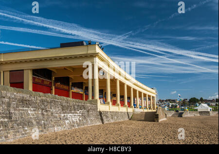 Whitmore Bay, einem großen Sandstrand auf Barry Island in Süd-Wales an einem hellen, sonnigen Herbsttag Stockfoto