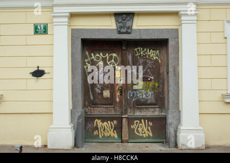 Graffiti auf Tür, Metelkova District, slowenische Hauptstadt Sloweniens, Oktober Stockfoto